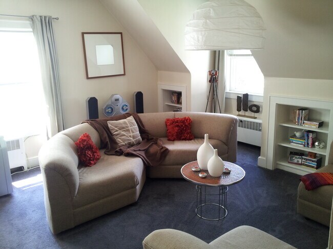 Living room 2 - 303 Linden St