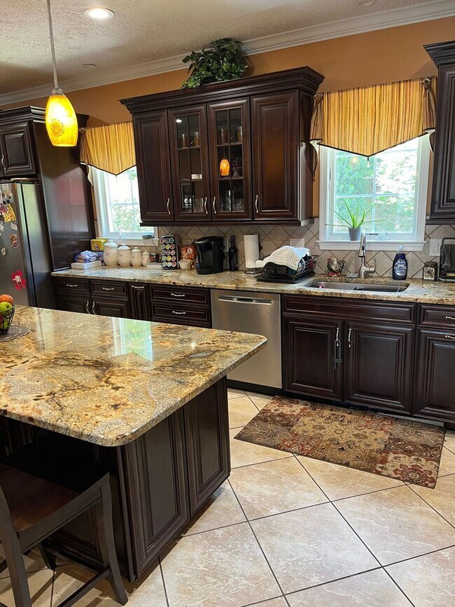 Foto del edificio - Updated & Landscaped 4 Bedroom, 4 Bath Hom...