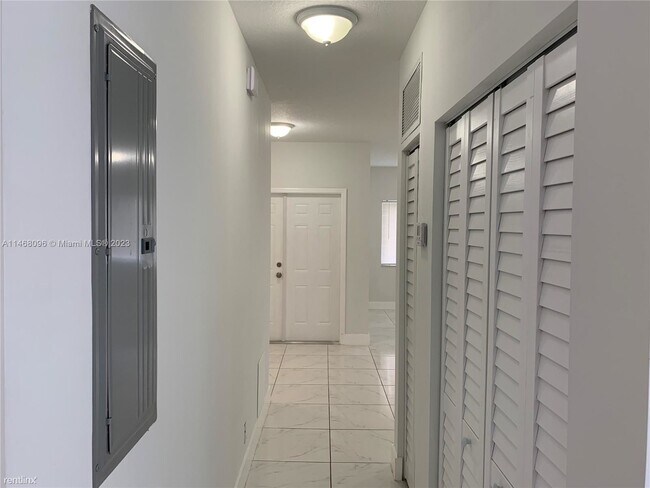 Foto del edificio - 3 br, 2 bath House - 249 NW 8th Ave