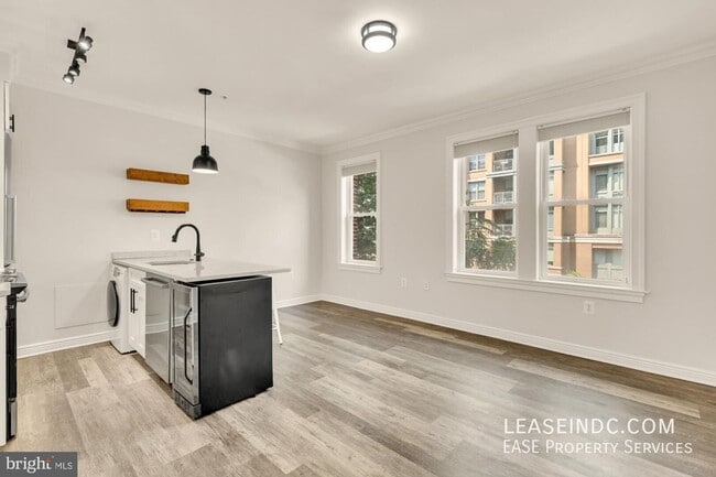 Building Photo - 1121 24th St NW