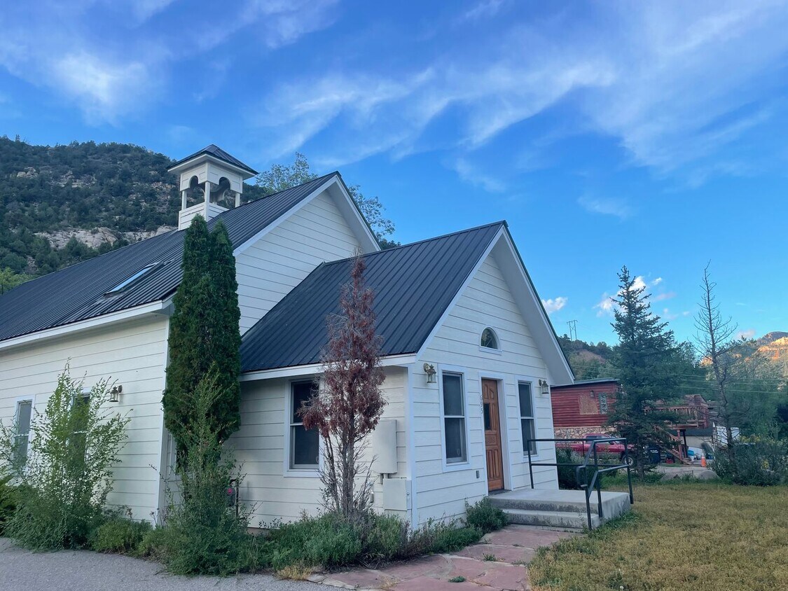 Primary Photo - Large Three Bedroom on the North Side of D...