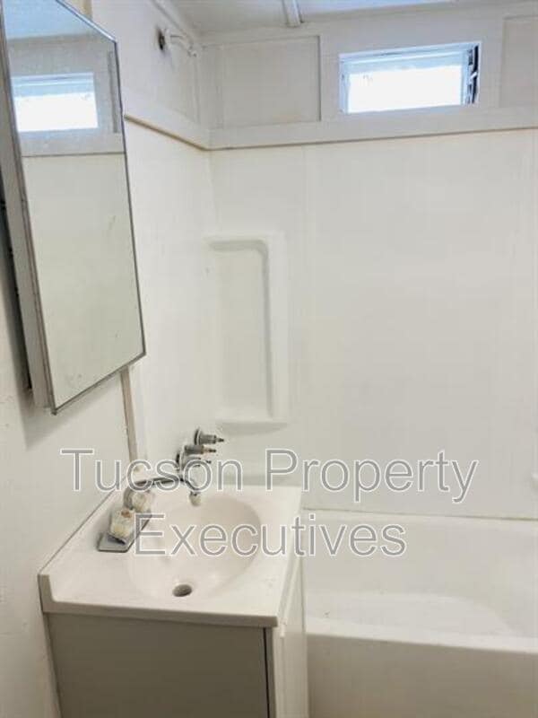 Building Photo - 4580 E Rex St