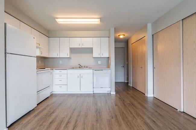 Interior Photo - 1800 Eastlake Apts (Scenic)
