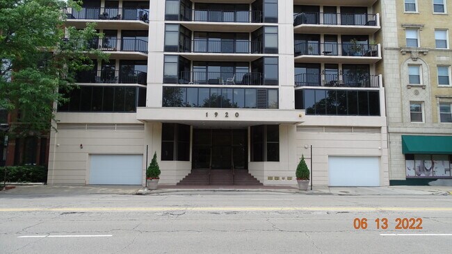 Building Photo - 1920 N Clark St
