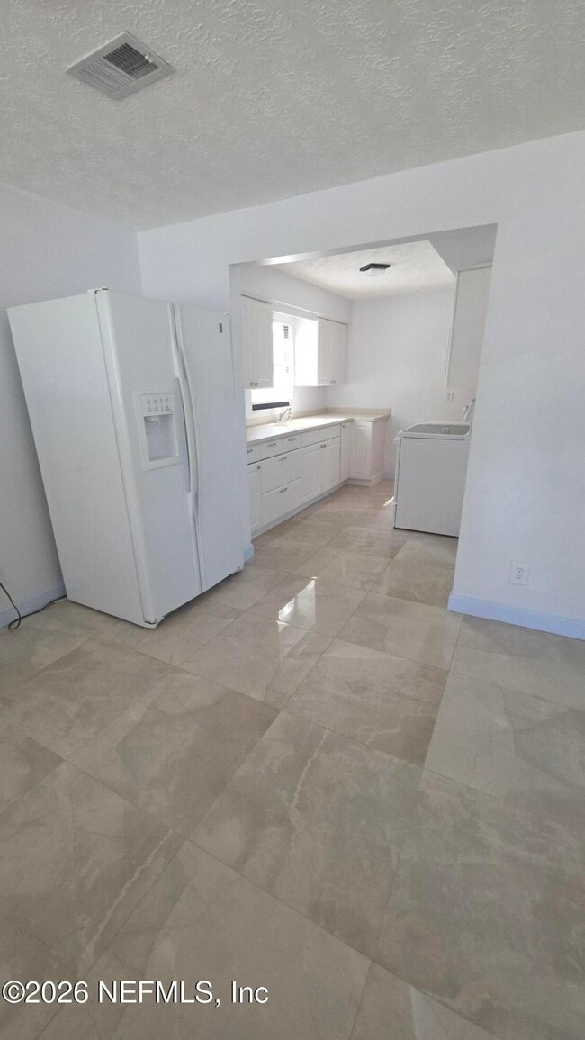 Building Photo - 10791 Luana Dr N