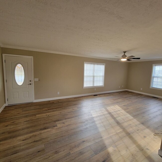 Foto del edificio - 3/2 Single Family- Full Unfinished Basement- Renovated House