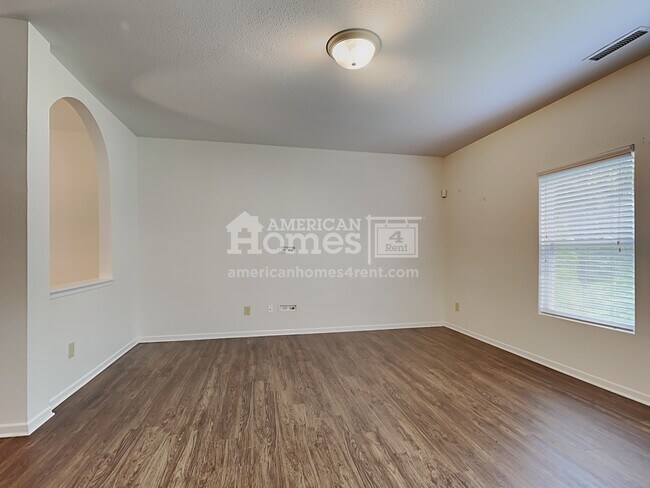 Building Photo - 525 Lakeside Valley Drive
