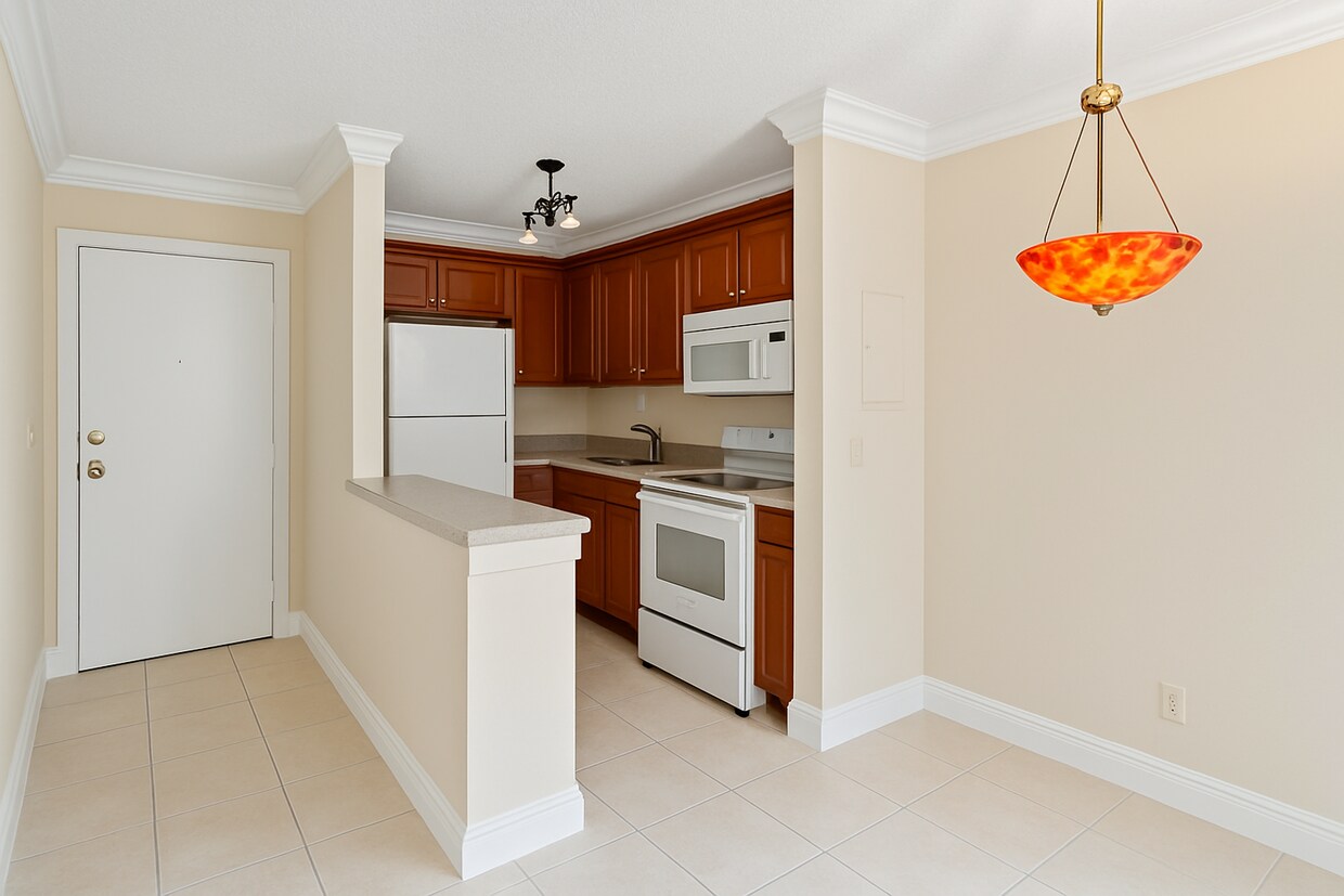 Foto principal - 2-Bed, 2-Bath Corner unit, Best location!
