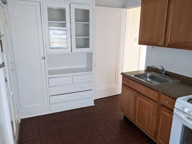 Kitchen - 725 Hinman Ave