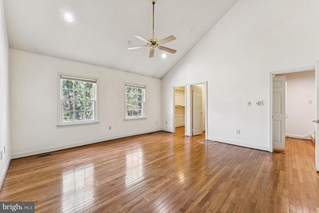 Building Photo - 5910 Maplewood Park Pl