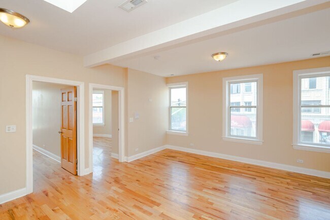 Building Photo - 5558 W Belmont Ave