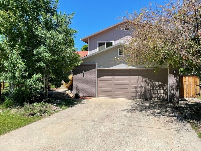 Building Photo - Spacious 4 Bed 2.5 Bath House in North Wes...