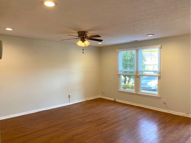 Building Photo - 33 Forestview Ct