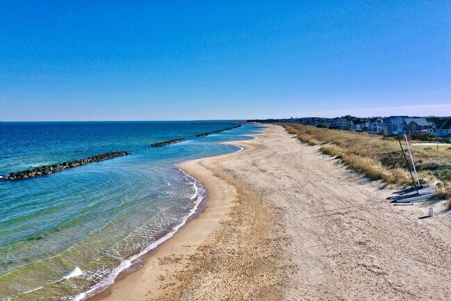 Foto del edificio - Available 08-05-25! Coastal Luxury Townhom...