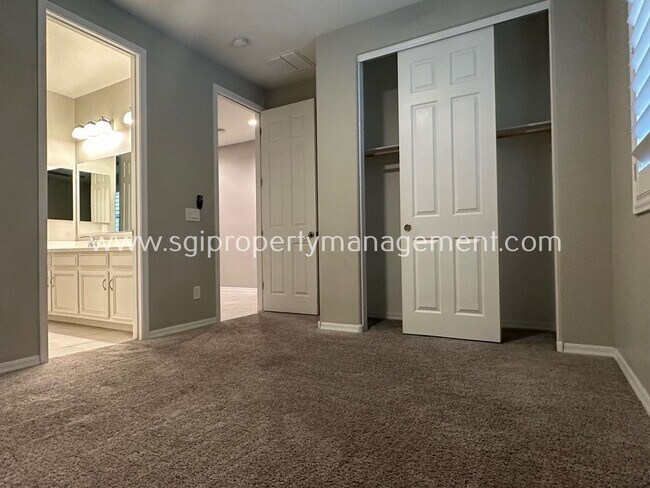 Foto del edificio - 4 BEDROOM MULTI-GEN SURPRISE HOME!
