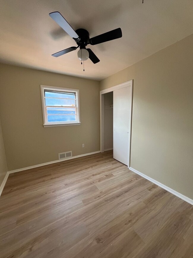 Building Photo - 4 bed 1.5 Bath