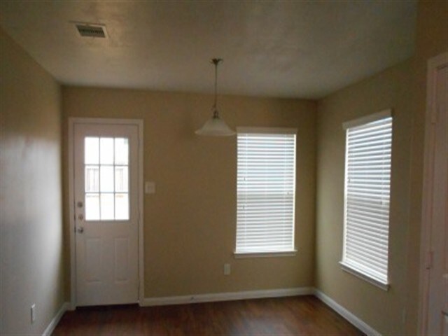 Building Photo - 806 Sun Prairie Drive