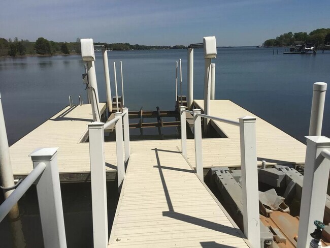 Building Photo - 8017 Shore Dr