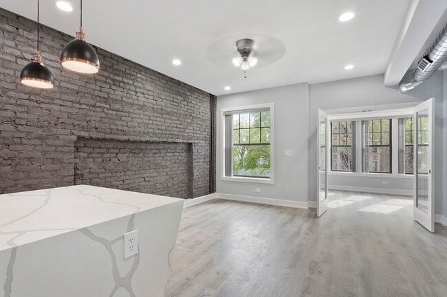 Building Photo - 7644 N Eastlake Terrace