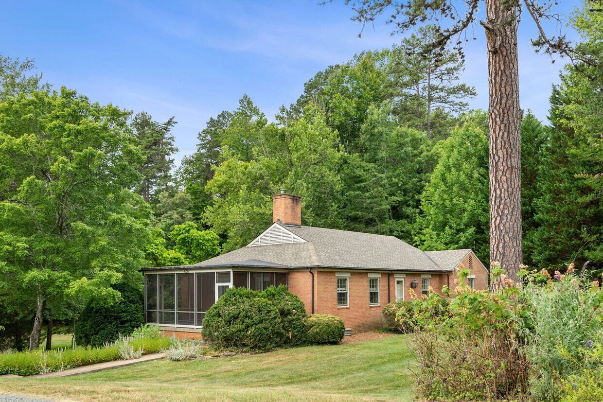 Foto principal - 2579 Garth Rd
