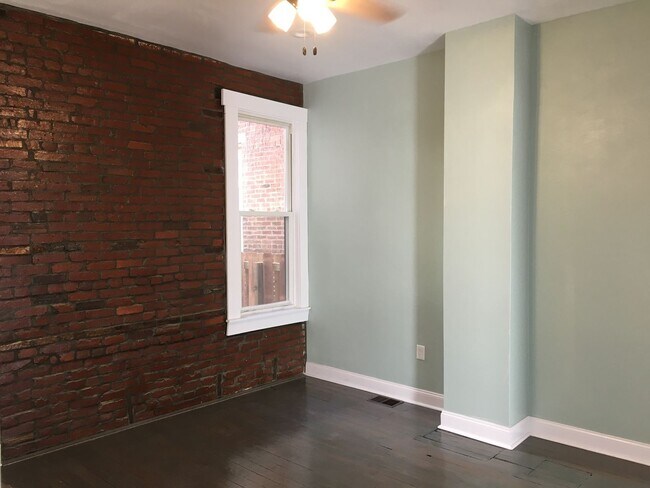 Foto del edificio - SPACIOUS AND BEAUTIFUL END UNIT WITH PATIO...