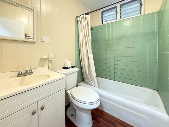 Foto del edificio - Charming 3-Bedroom Home with Massive Yard in Urban Honolulu!