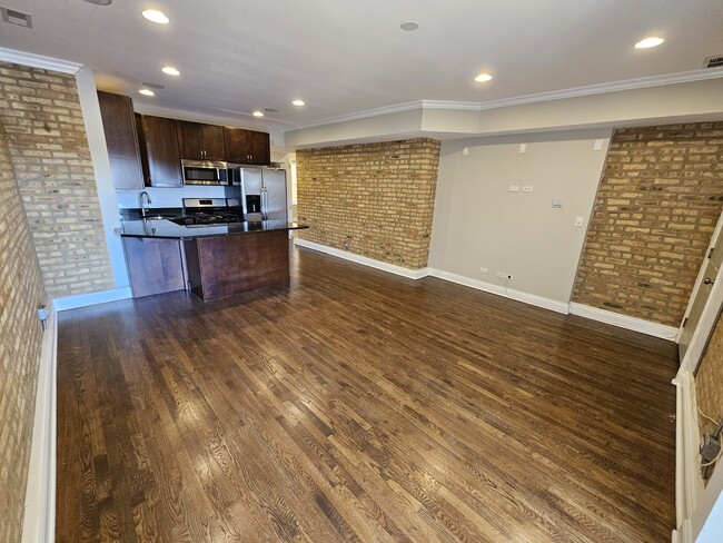 LivingRoom-Kitchen2 - 2816 W Arthur Ave