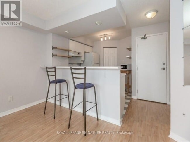 Photo du bâtiment - 801 King St W