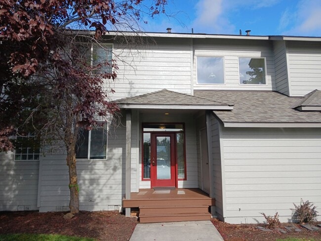 Foto del edificio - Want to live on a golf course with access to the pool with sports center privileges?