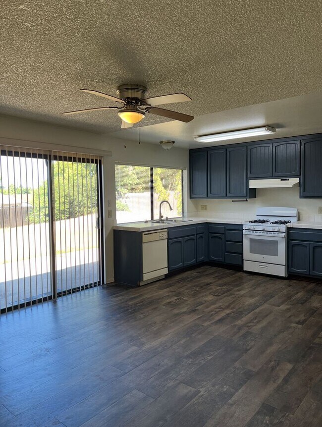 Foto del edificio - NICE 3 BED HOME IN CITRUS HEIGHTS!! HUGE YARD!!