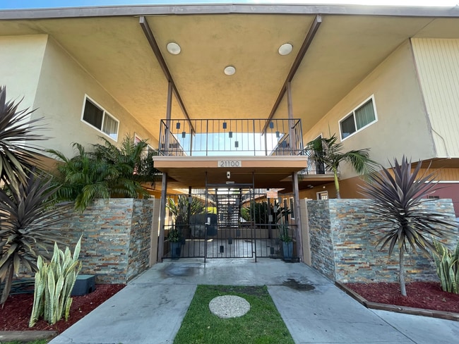 Foto del edificio - 21100 Pioneer Blvd