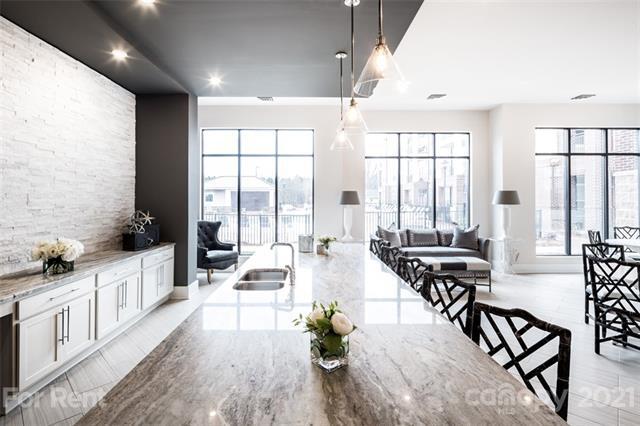 Foto del edificio - 16403 Holly Crest Ln