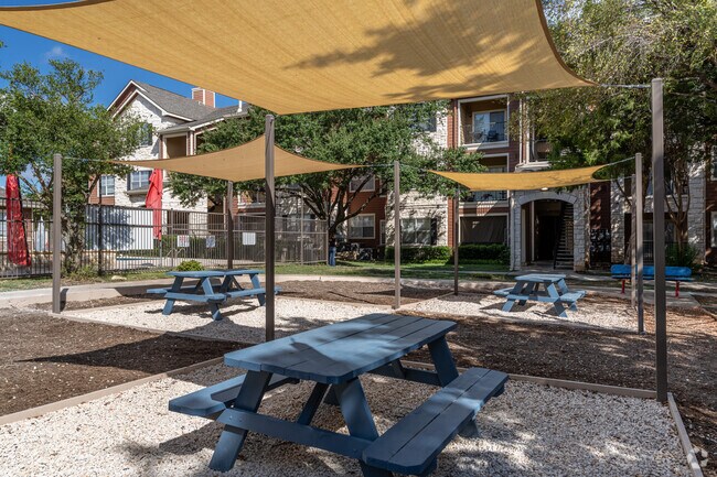 Mesas de picnic - Bellwood Apartments- Income Restricted