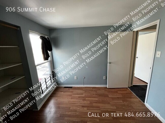 Foto del edificio - 906 Summit Chase Dr