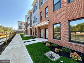 Building Photo - 805 Shay Ct