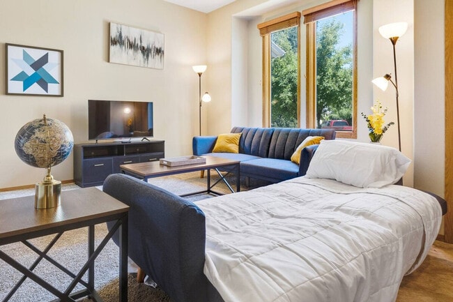 Building Photo - 2416 S Tiger Lily Dr