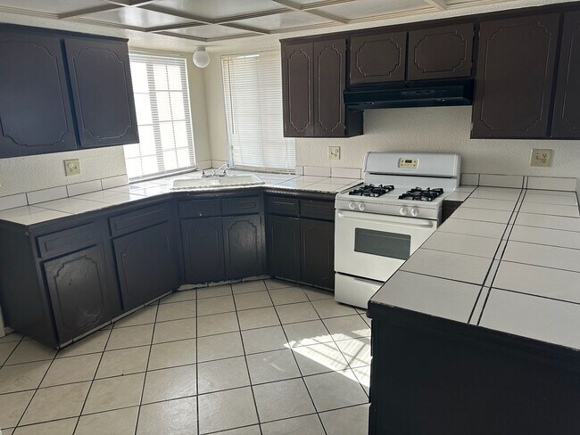 Building Photo - 320 S. F St. - 2 BEDROOM 1 BATH - UPSTAIRS...