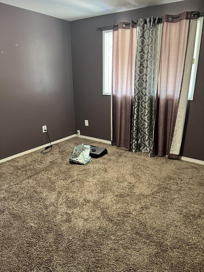 Bed 1 - 1223 W Bellwood Dr