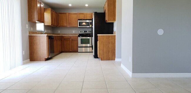 Building Photo - 4 Bedroom /2.5 bath Spacious Home In Sanfo...
