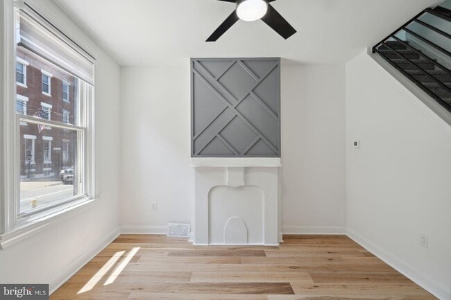 Photo - 7 E Oxford St House