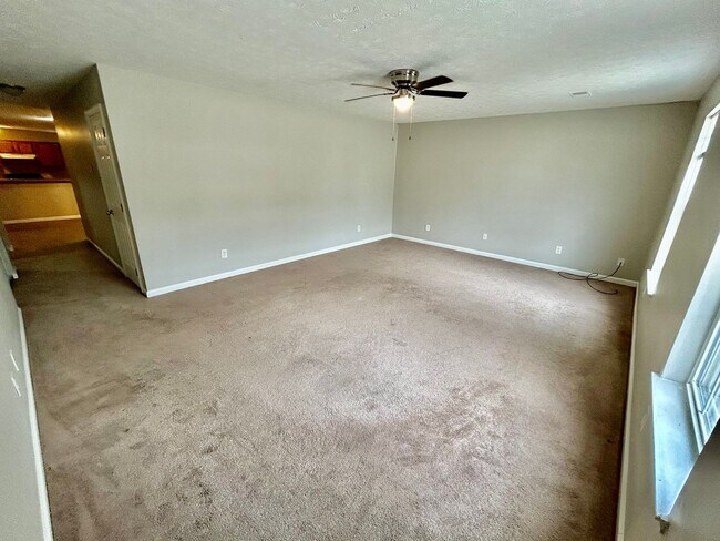Building Photo - 2 Bed 1.5 Bath Pay ONLY Electric!