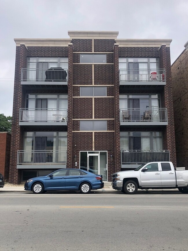 Building Photo - 6109 N Elston Ave