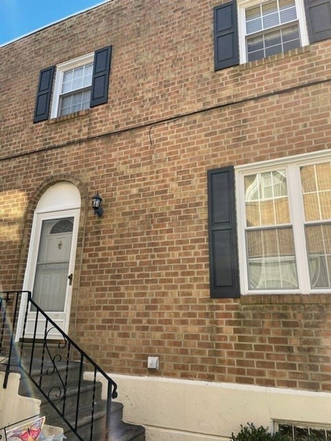 Building Photo - Stunning 6-Bedroom Home with Parking Spot and Large Yard! Available NOW!