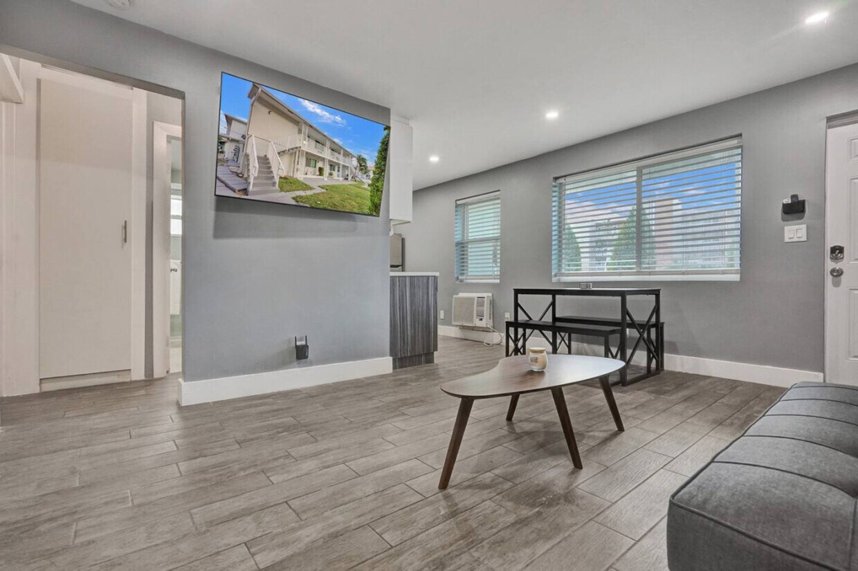 Foto principal - 906 N Riverside Dr