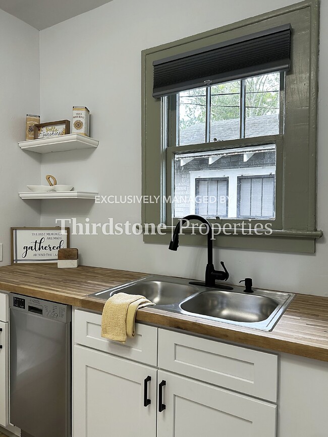Building Photo - 2030 Redwing St