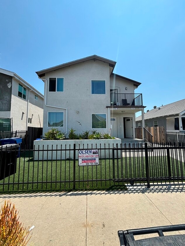 Photo - 702 1/2 W 45th St (Los Angeles, CA)