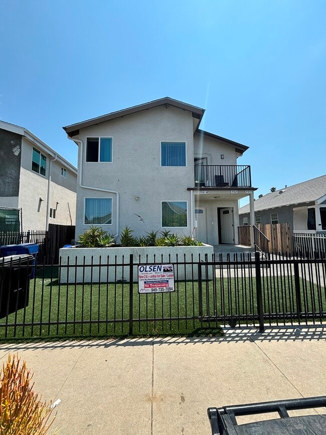 Photo - 702 1/2 W 45th St Townhome