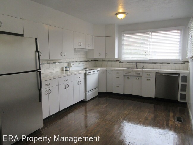 Building Photo - 4 br, 2 bath House - 399 E Center St