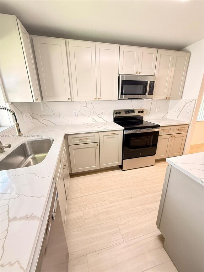 Foto del edificio - 236 NW 12th Ct