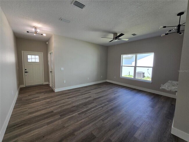 Foto del edificio - 7435 Mead Dr